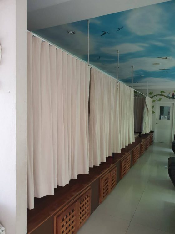 ร้านสิรินสปารัชดาภิเษก ตรงข้าม SCB สำนักงานใหญ่ - รูปที่ 1 | อัมพรการม่าน